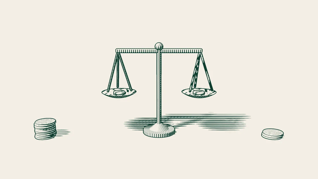 Engraving of a tall tower of coins on the left, a low one on the right and a balanced scale between them holding equal coins.