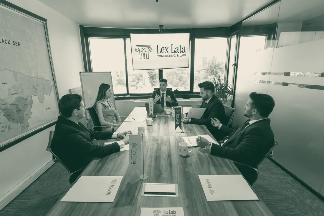 A meeting around the table in the Lex Lata meeting room